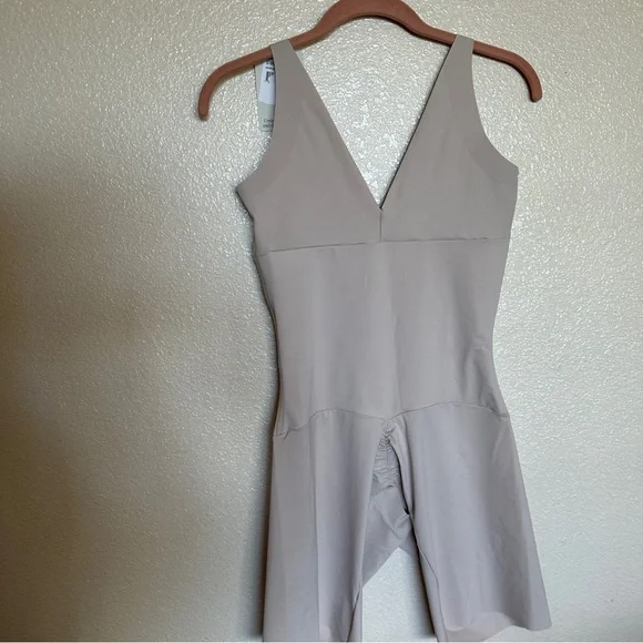 Leonisa Undetectable Edge Mid-Thigh Bodysuit Shaper Sz Large